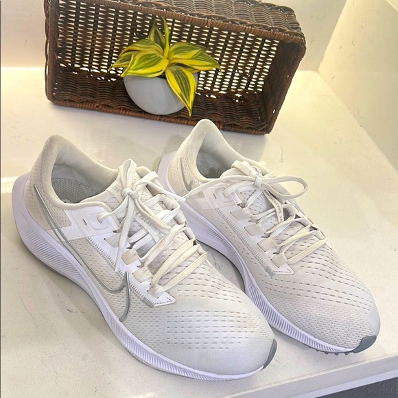 Nike White Athletic Shoes with Cushioned Sole in great condition women size 9.5 - Picture 1 of 15